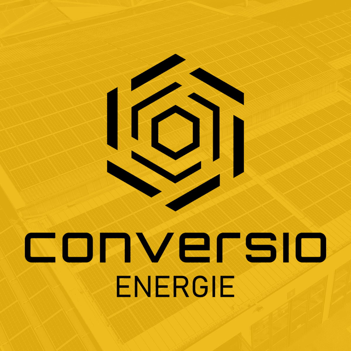 Logo Conversio Energia pred fotovoltickou elektrárňou