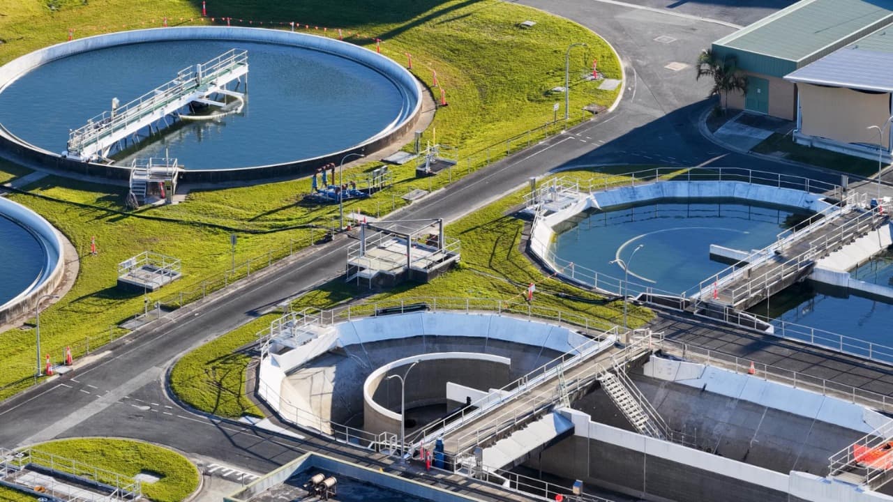 Turbína malej vodnej elektrárne pri potoku v Rakúsku