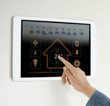 Tablet na stene na ovládanie inteligentnej domácnosti